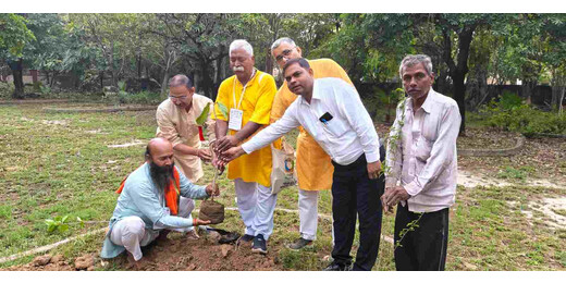 गौतम बुद्ध विश्वविद्यालय परिसर में पर्यावरण संरक्षण हेतु लगाए गए सात देव वृक्ष